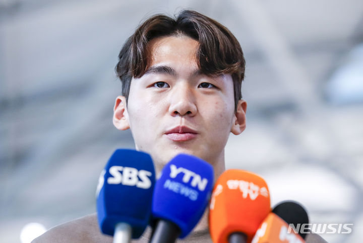[인천공항=뉴시스] 정병혁 기자 = U-20 월드컵에서 4강 진출에 힘을 보탠 중앙수비수 김지수가 프리미어리그 브렌트포드의 메디컬 테스트를 받기위해 21일 오전 인천국제공항 제1터미널에서 출국에서 앞서 취재진의 질문에 답하고 있다. 2023.06.21. jhope@newsis.com