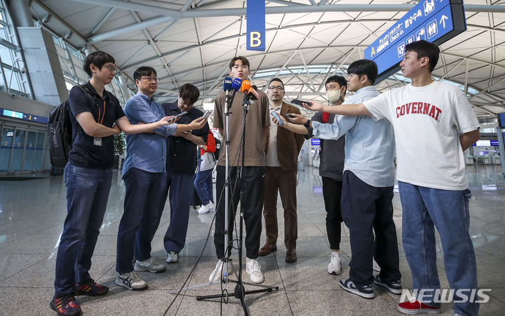 [인천공항=뉴시스] 정병혁 기자 = U-20 월드컵에서 4강 진출에 힘을 보탠 중앙수비수 김지수가 프리미어리그 브렌트포드의 메디컬 테스트를 받기위해 21일 오전 인천국제공항 제1터미널에서 출국에서 앞서 취재진의 질문에 답하고 있다. 2023.06.21. jhope@newsis.com