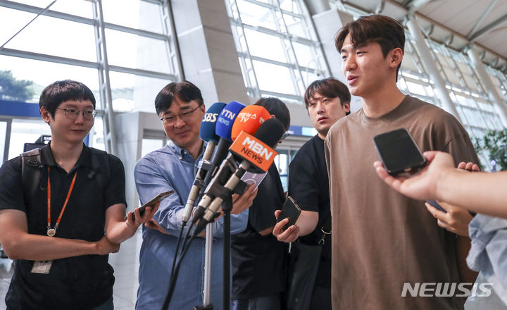 [인천공항=뉴시스] 정병혁 기자 = U-20 월드컵에서 4강 진출에 힘을 보탠 중앙수비수 김지수가 프리미어리그 브렌트포드의 메디컬 테스트를 받기위해 21일 오전 인천국제공항 제1터미널에서 출국에서 앞서 취재진의 질문에 답하고 있다. 2023.06.21. jhope@newsis.com