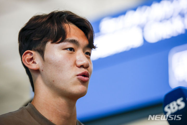 [인천공항=뉴시스] 정병혁 기자 = U-20 월드컵에서 4강 진출에 힘을 보탠 중앙수비수 김지수가 프리미어리그 브렌트포드의 메디컬 테스트를 받기위해 21일 오전 인천국제공항 제1터미널에서 출국에서 앞서 취재진의 질문에 답하고 있다. 2023.06.21. jhope@newsis.com