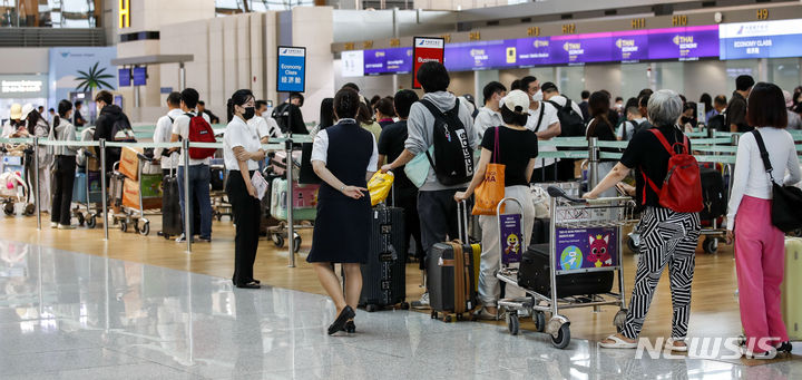 [인천공항=뉴시스] 정병혁 기자 =  인천국제공항 제1터미널 출국장이 여행객들로 붐비고 있다. 2023.06.21. jhope@newsis.com