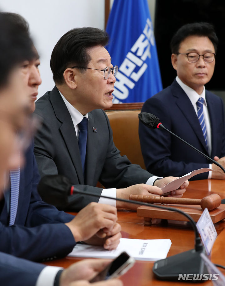 [서울=뉴시스] 이영환 기자 = 이재명 더불어민주당 대표가 21일 오전 서울 여의도 국회에서 열린 최고위원회의에서 발언을 하고 있다. 2023.06.21. 20hwan@newsis.com
