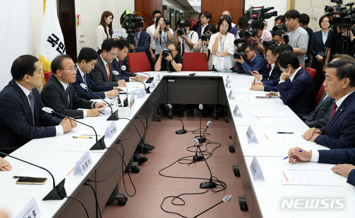 [서울=뉴시스] 이영환 기자 = 윤재옥 국민의힘 원내대표가 21일 오전 서울 여의도 국회에서 열린 산업은행 부산이전 당정 간담회에서 인사말을 하고 있다. 2023.06.21. 20hwan@newsis.com