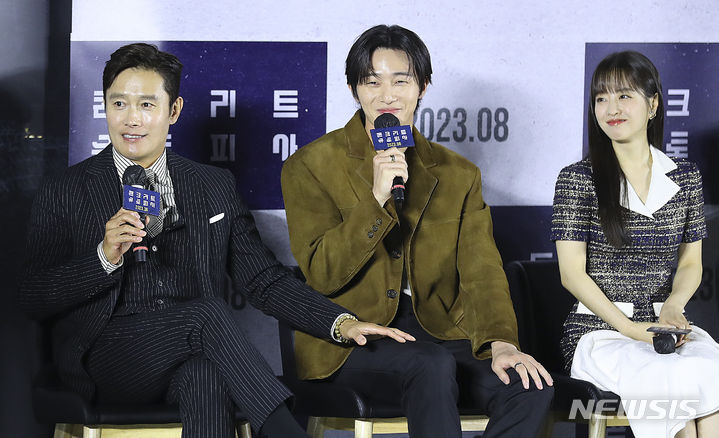 [서울=뉴시스] 최진석 기자 = 배우 이병헌(왼쪽부터)과 박서준, 박보영이 21일 서울 광진구 롯데시네마 건대입구점에서 열린 영화 '콘크리트 유토피아' 제작보고회에서 미소짓고 있다. 2023.06.21. myjs@newsis.com