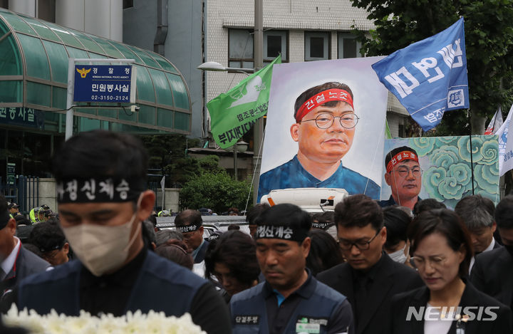 [서울=뉴시스] 김금보 기자 = 건설노조 故 양회동씨의 노동시민사회장 마지막 날인 21일 오전 서울 서대문구 경찰청 앞에서 장례위원회가 노제를 지내고 있다. 2023.06.21. kgb@newsis.com