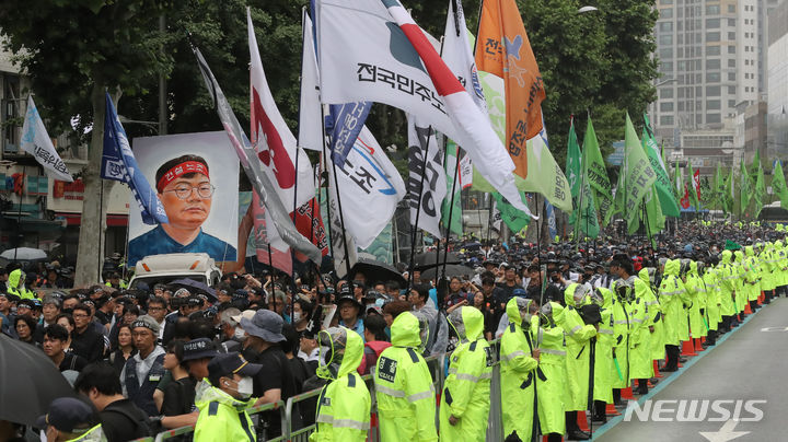 [서울=뉴시스] 김금보 기자 = 건설노조 故 양회동씨의 노동시민사회장 마지막 날인 21일 오전 서울 서대문구 경찰청 앞에서 장례위원회가 노제를 지내고 있다. 2023.06.21. kgb@newsis.com
