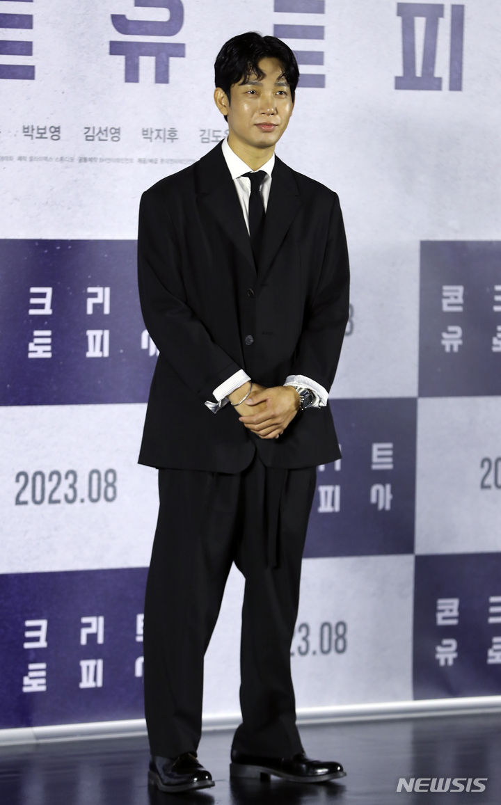 [서울=뉴시스] 최진석 기자 = 배우 김도윤이 21일 서울 광진구 롯데시네마 건대입구점에서 열린 영화 '콘크리트 유토피아' 제작보고회에서 포즈를 취하고 있다. 2023.06.21. myjs@newsis.com