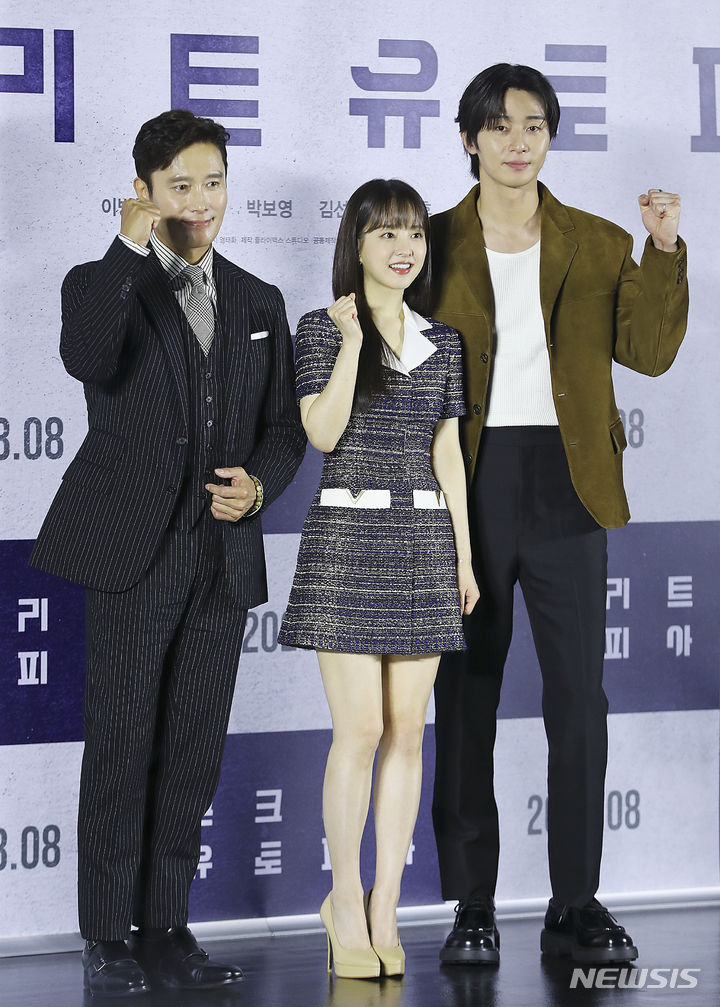 [서울=뉴시스] 최진석 기자 = 배우 이병헌, 박보영, 박서준이 21일 서울 광진구 롯데시네마 건대입구점에서 열린 영화 '콘크리트 유토피아' 제작보고회에서 포즈를 취하고 있다. 2023.06.21. myjs@newsis.com