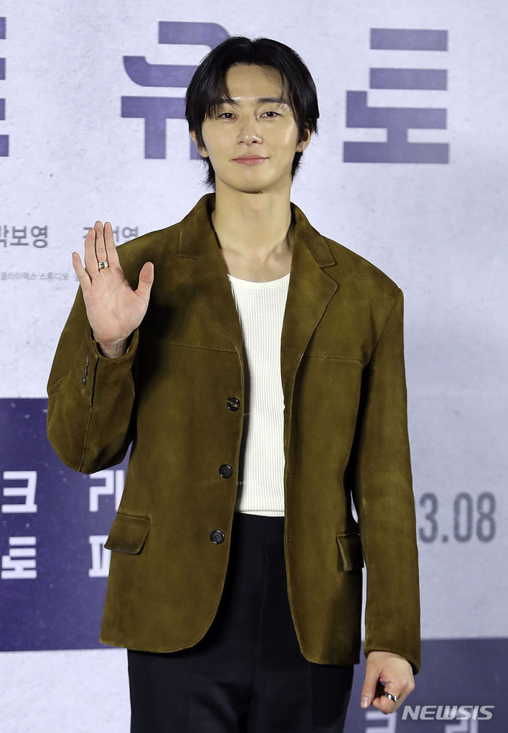 [서울=뉴시스] 최진석 기자 = 배우 박서준이 21일 서울 광진구 롯데시네마 건대입구점에서 열린 영화 '콘크리트 유토피아' 제작보고회에서 포즈를 취하고 있다. 2023.06.21. myjs@newsis.com