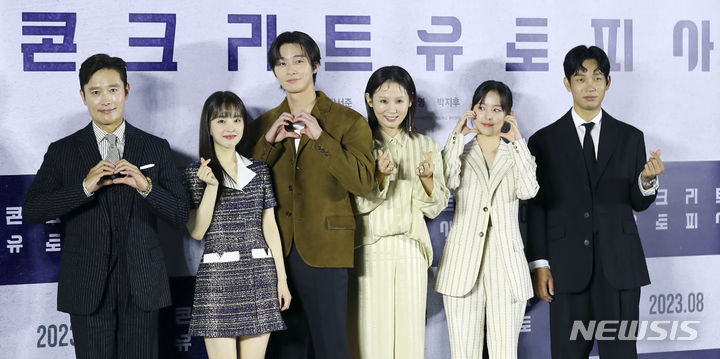 [서울=뉴시스] 최진석 기자 = 배우 이병헌(왼쪽부터), 박보영, 박서준, 김선영, 박지후, 김도윤이 21일 서울 광진구 롯데시네마 건대입구점에서 열린 영화 '콘크리트 유토피아' 제작보고회에서 포즈를 취하고 있다. 2023.06.21. myjs@newsis.com