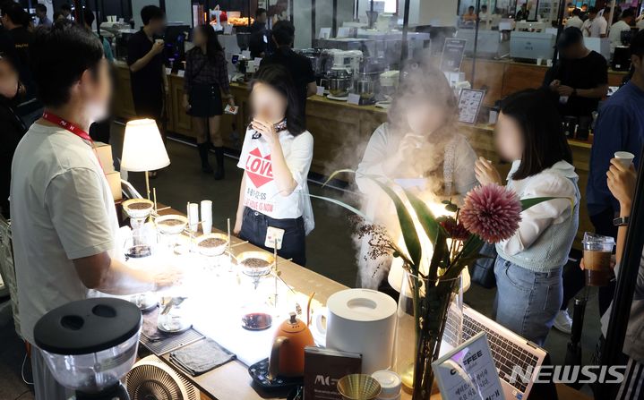 [부산=뉴시스] 하경민 기자 = '제13회 부산커피쇼'가 열린 지난 6월 21일 부산 벡스코 제1전시장을 찾은 관람객들이 다양한 커피를 시음하고 있다. (해당 사진은 기사와 직접 관련이 없습니다.) 2023.06.21. yulnetphoto@newsis.com