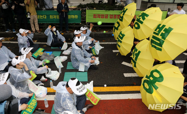 [서울=뉴시스] 고범준 기자 = 소상공인연합회가 21일 오후 서울 여의도 국회 앞 인근에서 2024년도 최저임금 동결 촉구 결의대회를 하며 퍼포먼스를 하고 있다. 2023.06.21. bjko@newsis.com