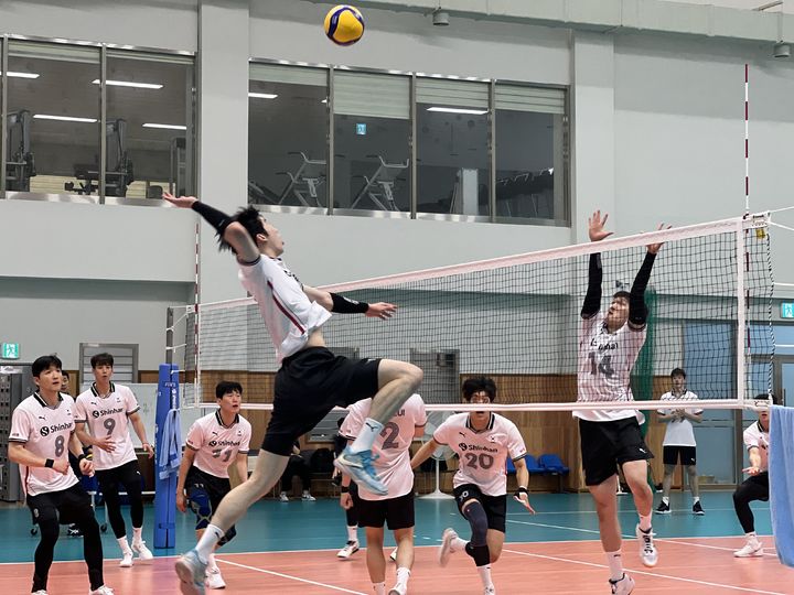 [서울=뉴시스] 한국남자배구 국가대표팀이 지난 2023년 6월21일 충남 진천 진천선수촌에서 항저우 아시안게임과 아시아배구연맹(AVC) 챌린저컵에 대비해 훈련하고 있다. (사진=대한배구협회 제공) 2023.06.21. photo@newsis.com *재판매 및 DB 금지