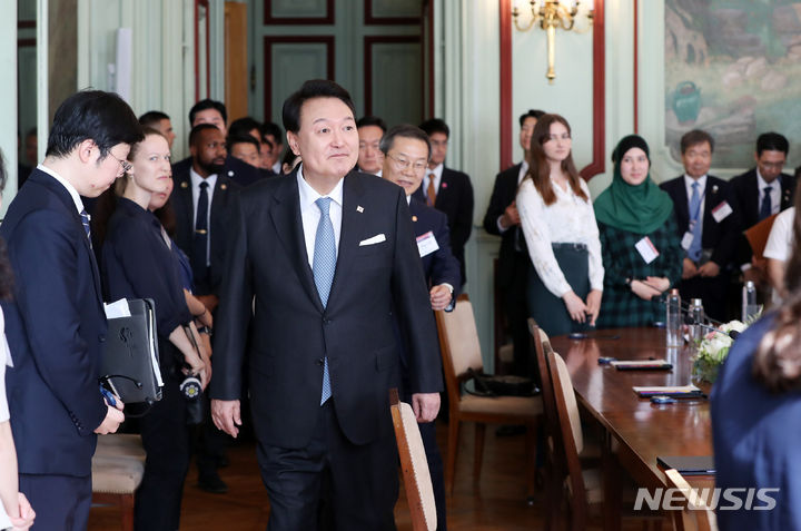 [파리=뉴시스] 홍효식 기자 = 윤석열 대통령이 21일(현지시간) 파리 소르본 대학에서 열린 파리 디지털 비전 포럼에 입장하고 있다. 2023.06.21. yesphoto@newsis.com