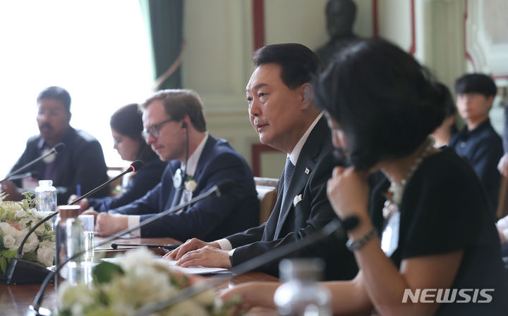[파리=뉴시스] 홍효식 기자 = 윤석열 대통령이 21일(현지시간) 파리 소르본 대학에서 열린 파리 디지털 비전 포럼에서 디지털 질서 규범 제정 필요성에 대해 연설하고 있다. 2023.06.21. yesphoto@newsis.com
