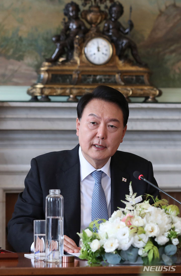 [파리=뉴시스] 홍효식 기자 = 윤석열 대통령이 21일(현지시간) 파리 소르본 대학에서 열린 파리 디지털 비전 포럼에서 디지털 질서 규범 제정 필요성에 대해 연설하고 있다. 2023.06.21. yesphoto@newsis.com