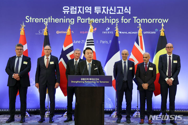 [파리=뉴시스] 전신 기자 = 윤석열 대통령이 21일(현지시간) 프랑스 파리 한 호텔에서 열린 유럽지역 투자신고식에서 발언하고 있다. 왼쪽부터 야콥 베루엘 폴스 CIP 최고경영자, 마틴 큐퍼스 콘티넨탈 코리아 대표, 욘 에릭 라인하르드센 에퀴노르 이사회 의장, 윤 대통령, 알레산드로 다짜 이메리스 최고경영자, 무사 마호메드 나일라캐스트 그룹 회장, 부트 기요트 유미코아 부회장. 2023.06.21. photo1006@newsis.com