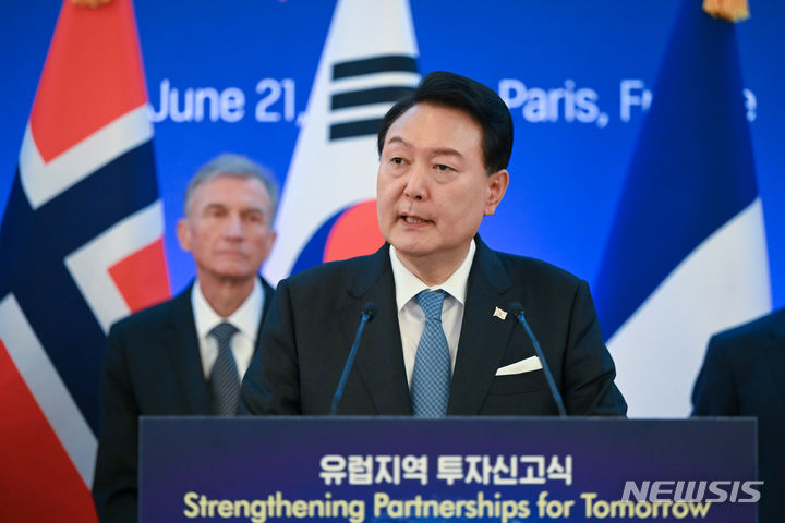 [파리=뉴시스] 전신 기자 = 윤석열 대통령이 21일(현지시간) 프랑스 파리 한 호텔에서 열린 유럽지역 투자신고식에서 발언하고 있다. (공동취재) 2023.06.21. photo1006@newsis.com