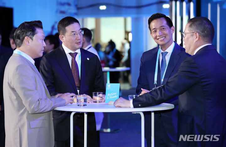 [파리=뉴시스] 전신 기자 = 가수 싸이(왼쪽부터) 구광모 LG그룹 회장, 김동관 한화그룹 부회장, 조현상 효성그룹 부회장이 21일(현지시간) 파리 인근 이시레물리노 팔레 데 스포 로베로 샤팡티에 스포츠센터에서 열린 2030 부산세계박람회 공식 리셉션에서 대화하고 있다. 2023.06.21. photo1006@newsis.com