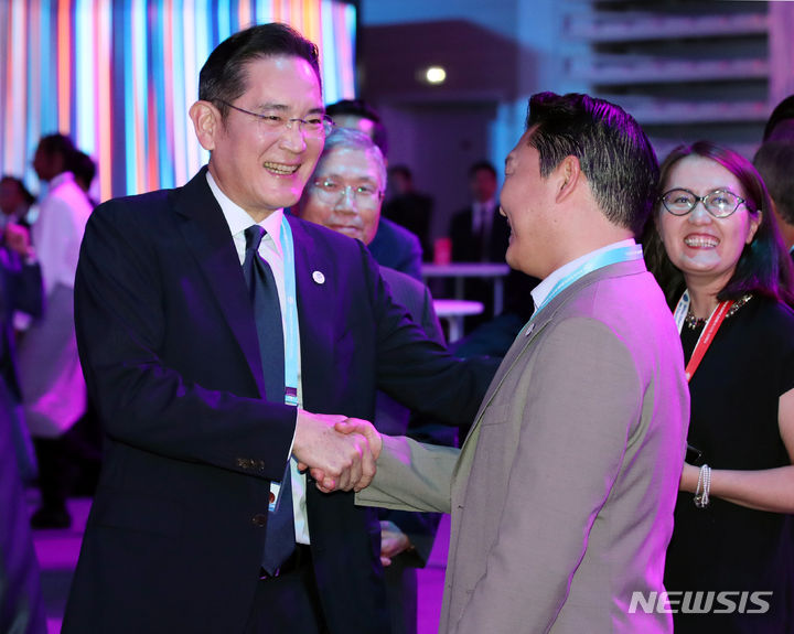 [파리=뉴시스] 전신 기자 = 이재용 삼성전자 회장과 가수 싸이가 21일(현지시간) 파리 인근 이시레물리노 팔레 데 스포 로베로 샤팡티에 스포츠센터에서 열린 2030 부산세계박람회 공식 리셉션에 참석해 인사를 나누고 있다. 2023.06.21. photo1006@newsis.com