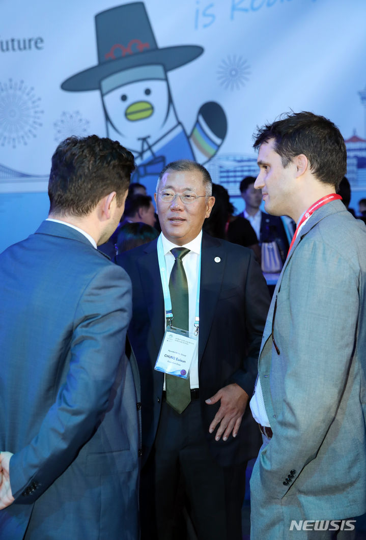 [파리=뉴시스] 전신 기자 = 정의선 현대자동차그룹 회장이 21일(현지시간) 파리 인근 이시레물리노 팔레 데 스포 로베로 샤팡티에 스포츠센터에서 열린 2030 부산세계박람회 공식 리셉션에서 참석자들과 대화하고 있다. 2023.06.21. photo1006@newsis.com