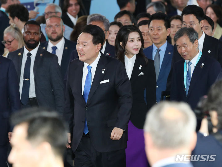 [파리=뉴시스] 전신 기자 = 윤석열 대통령과 부인 김건희 여사가 21일(현지시간) 파리 인근 이시레물리노 팔레 데 스포 로베로 샤팡티에 스포츠센터에서 열린 2030 부산세계박람회 공식 리셉션에 참석하고 있다. 2023.06.21. photo1006@newsis.com