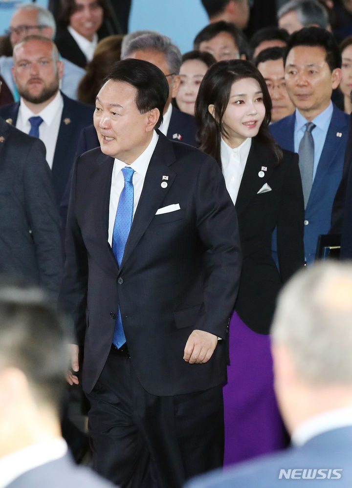 [파리=뉴시스] 전신 기자 = 윤석열 대통령과 부인 김건희 여사가 21일(현지시간) 파리 인근 이시레물리노 팔레 데 스포 로베로 샤팡티에 스포츠센터에서 열린 2030 부산세계박람회 공식 리셉션에 참석하고 있다. 2023.06.21. photo1006@newsis.com