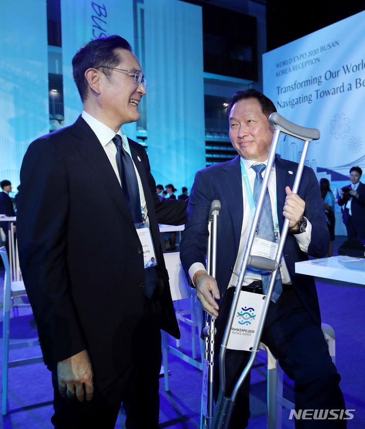 [파리=뉴시스] 전신 기자 = 이재용 삼성전자 회장과 최태원 SK그룹 회장 겸 대한상공회의소 회장이 21일(현지시간) 파리 인근 이시레물리노 팔레 데 스포 로베로 샤팡티에 스포츠센터에서 열린 2030 부산세계박람회 공식 리셉션에서 대화하고 있다. 2023.06.21. photo1006@newsis.com