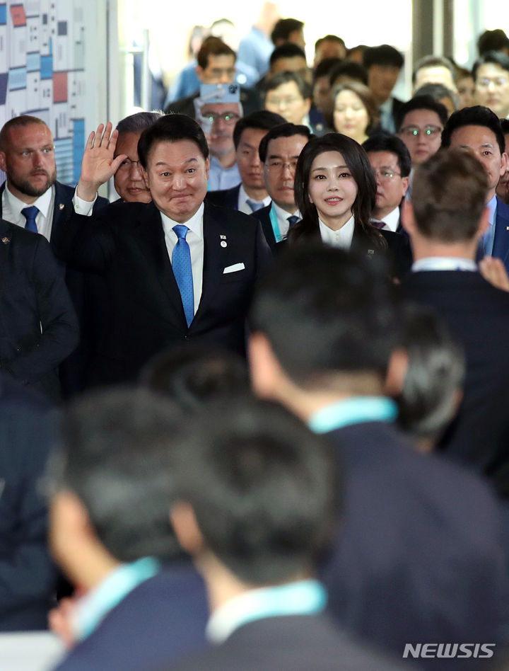[파리=뉴시스] 전신 기자 = 윤석열 대통령과 부인 김건희 여사가 21일(현지시간) 파리 인근 이시레물리노 팔레 데 스포 로베로 샤팡티에 스포츠센터에서 열린 2030 부산세계박람회 공식 리셉션에 참석하고 있다. 2023.06.21. photo1006@newsis.com