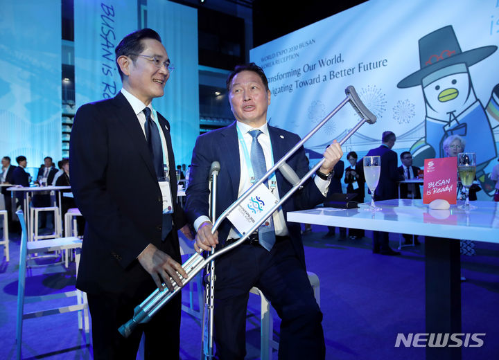 [파리=뉴시스] 전신 기자 = 이재용 삼성전자 회장과 최태원 SK그룹 회장 겸 대한상공회의소 회장이 21일(현지시간) 파리 인근 이시레물리노 팔레 데 스포 로베로 샤팡티에 스포츠센터에서 열린 2030 부산세계박람회 공식 리셉션에서 대화하고 있다. 2023.06.21. photo1006@newsis.com