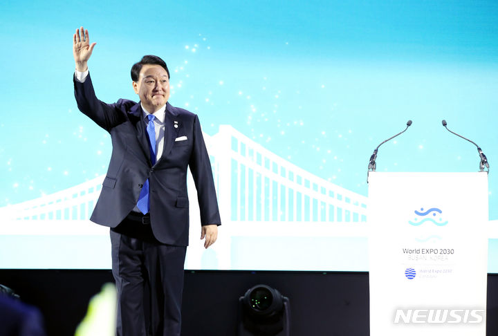 [파리=뉴시스] 전신 기자 = 윤석열 대통령이 21일(현지시간) 파리 인근 이시레물리노 팔레 데 스포 로베로 샤팡티에 스포츠센터에서 열린 2030 부산세계박람회 공식 리셉션에서 단상 올라가면서 손 흔들어 인사하고 있다. 2023.06.21. photo1006@newsis.com