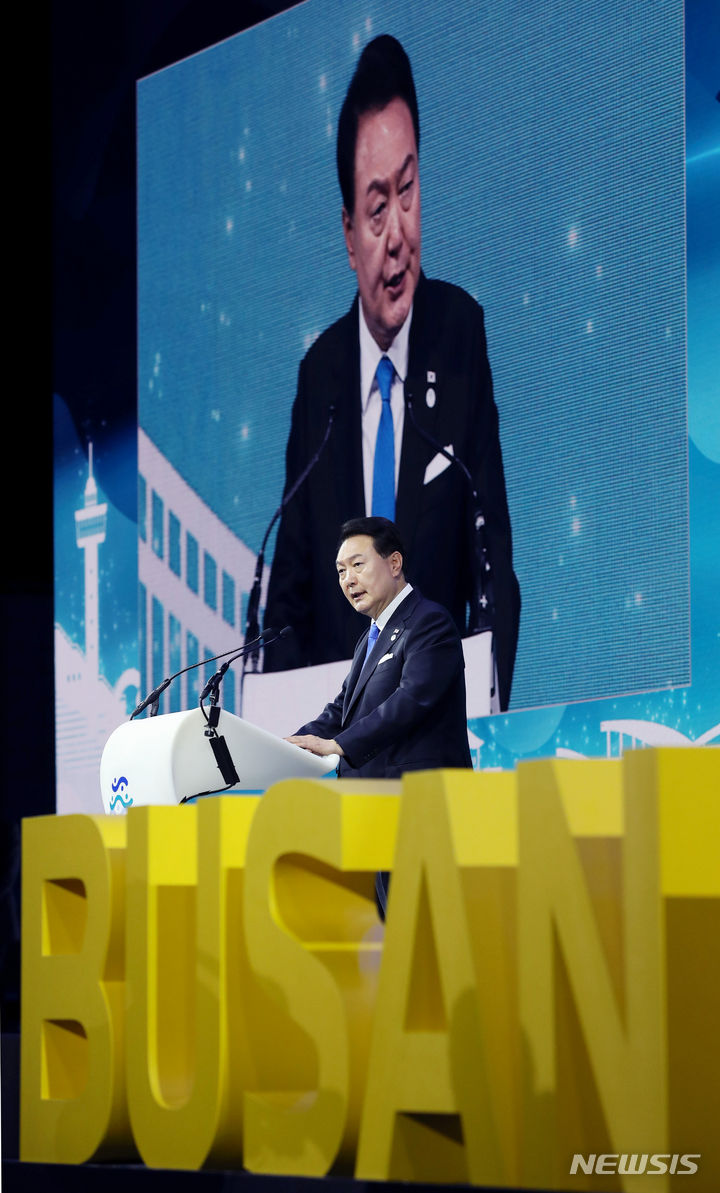 [파리=뉴시스] 전신 기자 = 윤석열 대통령이 21일(현지시간) 파리 인근 이시레물리노 팔레 데 스포 로베로 샤팡티에 스포츠센터에서 열린 2030 부산세계박람회 공식 리셉션에서 환영사하고 있다. 2023.06.21. photo1006@newsis.com