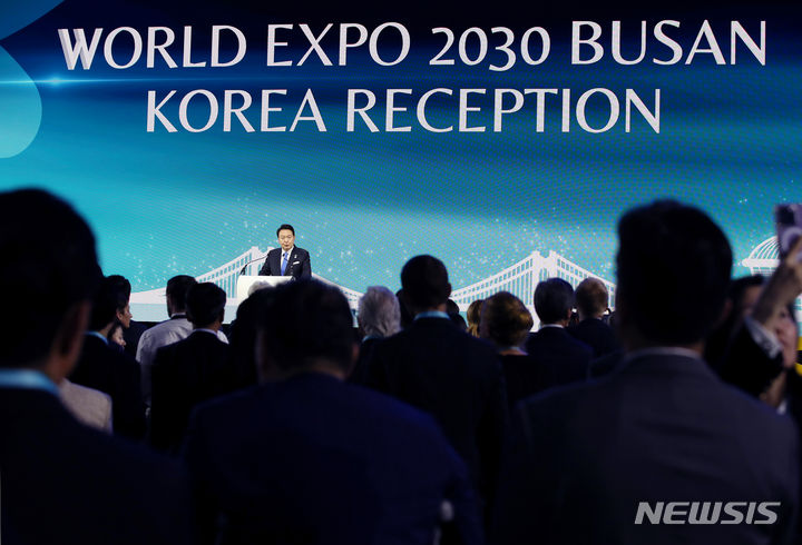 [파리=뉴시스] 전신 기자 = 윤석열 대통령이 21일(현지시간) 파리 인근 이시레물리노 팔레 데 스포 로베로 샤팡티에 스포츠센터에서 열린 2030 부산세계박람회 공식 리셉션에서 환영사하고 있다. 2023.06.21. photo1006@newsis.com