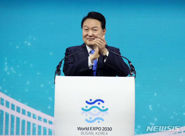 [파리=뉴시스] 전신 기자 = 윤석열 대통령이 21일(현지시간) 파리 인근 이시레물리노 팔레 데 스포 로베로 샤팡티에 스포츠센터에서 열린 2030 부산세계박람회 공식 리셉션에서 환영사를 하던 중 박수를 치고 있다. 2023.06.21. photo1006@newsis.com