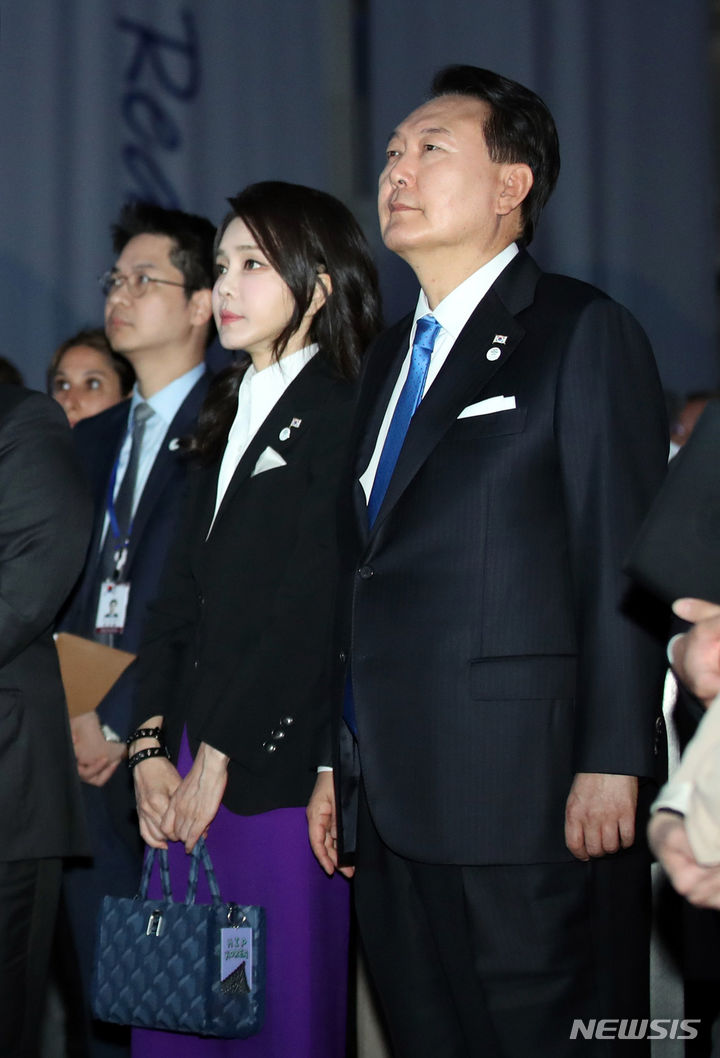 [파리=뉴시스] 전신 기자 = 윤석열 대통령과 부인 김건희 여사가 21일(현지시간) 파리 인근 이시레물리노 팔레 데 스포 로베로 샤팡티에 스포츠센터에서 열린 2030 부산세계박람회 공식 리셉션에서 유치 염원 메시지 영상을 시청하고 있다. 2023.06.21. photo1006@newsis.com