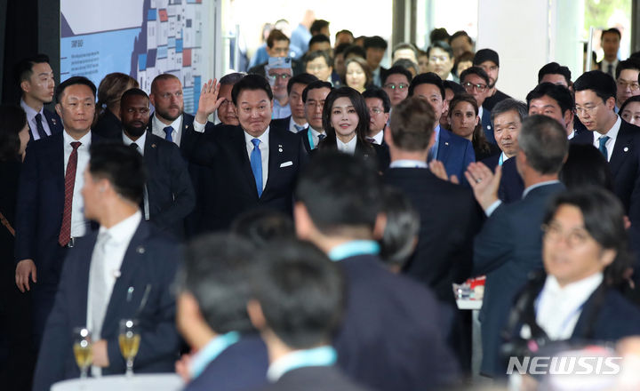 [파리=뉴시스] 전신 기자 = 윤석열 대통령과 부인 김건희 여사가 21일(현지시간) 파리 인근 이시레물리노 팔레 데 스포 로베로 샤팡티에 스포츠센터에서 열린 2030 부산세계박람회 공식 리셉션에 참석하고 있다. 2023.06.21. photo1006@newsis.com