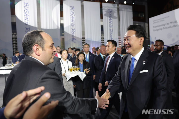 [파리=뉴시스] 전신 기자 = 윤석열 대통령이 21일(현지시간) 파리 인근 이시레물리노 팔레 데 스포 로베로 샤팡티에 스포츠센터에서 열린 2030 부산세계박람회 공식 리셉션에서 디미트리 케르켄테즈 국제박람회기구(BIE) 사무총장과 인사하고 있다. (공동취재) 2023.06.21. photo1006@newsis.com