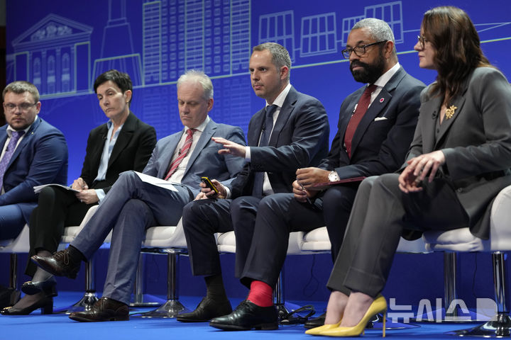 [런던=AP/뉴시스] 2023년 6월21일(현지 시간) 로스티슬라우 슈르마(왼쪽) 당시 우크라이나 대통령실 부실장이 영국 런던에서 열린 우크라이나 재건 회의에 참석하고 있다. 독일 검찰은 우크라이나 반부패국의 요청으로 최근 슈르마 전 부실장의 독일 바이에른주 자택을 압수수색 했다. 2025.08.04.