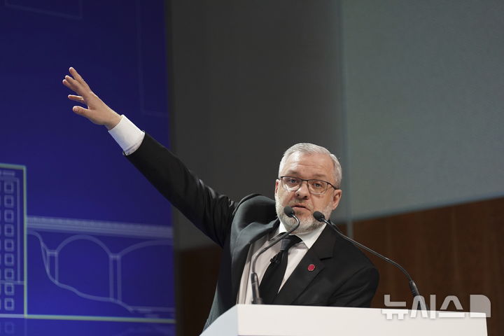 [런던=AP/뉴시스] 부패 혐의를 받는 헤르만 갈루셴코 우크라이나 전 장관이 15일(현지 시간)우크라이나에서 출국을 시도하다 당국에 체포됐다. 사진은 칼루셴코 전 장관이 재임시절이던 2023년 6월21일 영국 런던에서 열리는 회의에서 연설하는 모습. 2026.02.16 