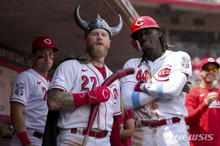 [신시내티=AP/뉴시스] 신시내티 레즈가 22일(한국시간) 콜로라도 로키스를 꺾고 11연승을 달렸다. 이날 8회 역전 홈런을 친 제이크 프렐리(왼쪽)과 엘리 데 라 크루즈. 2023.06.22.
