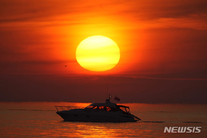 [탈린=AP/뉴시스] 스웨덴 정부가 이달 들어 에스토니아와 자국을 잇는 해저 통신선이 손상된 일을 두고 인위적 외부 요인에 의한 결과라고 23일(현지시간) 발표했다. 사진은 지난 6월21일 낮의 길이가 가장 긴 하지를 맞아 에스토니아 수도 탈린 인근 발트해에 떠 있는 선박 뒤로 하루를 마무리하는 해가 지는 모습. 2023.10.24.