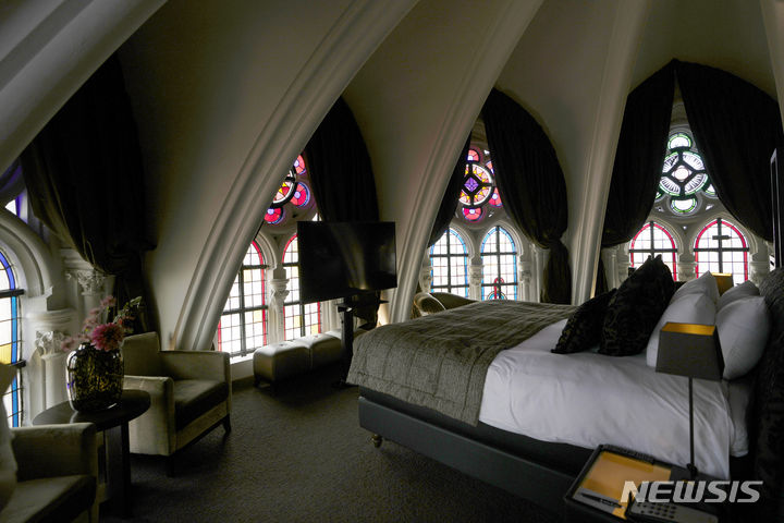 [메헬렌=AP/뉴시스] 유럽에서 기독교 인구의 감소에 따라 성당이나 교회 건물들이 클럽과 호텔 등 다른 용도로 변경되고 있다고 지난 23일(현지 시각) 미국 AP통신은 보도했다. 사진은 벨기에 메헬렌 중심부에 있는 마틴스파테르스호프호텔 객실. 이 호텔 역시 성당을 개조한 것이다.&nbsp; 2023.06.27.