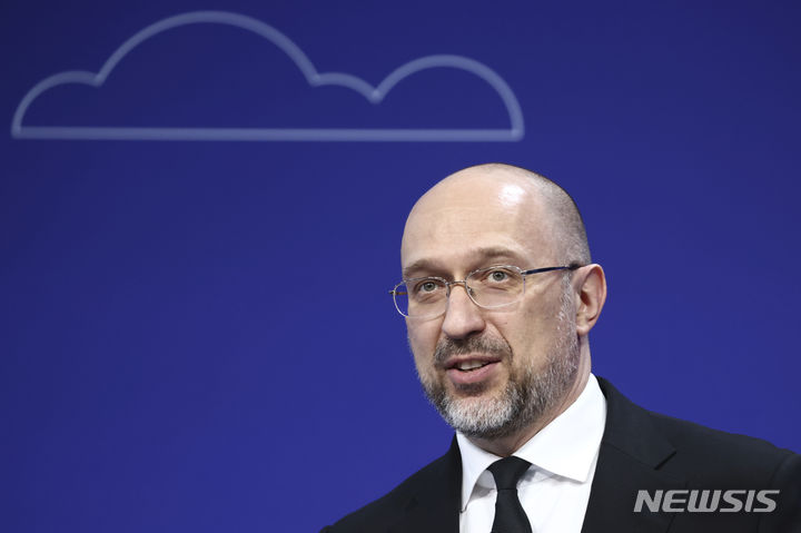 [런던=AP/뉴시스] 데니스 슈미할 우크라이나 총리가 7월 16일 새 국방장관에 임명되어 국회 승인을 앞두고 있다. 사진은 2023년 22일 영국 수도 런던에서 열린 우크라이나 재건회의 둘째 날 폐막 연설을 하는 슈미할 당시 총리. 2025.07.17.