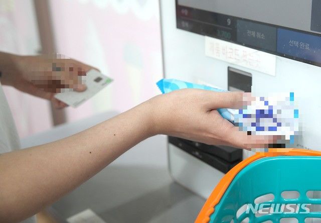 [서울=뉴시스] 22일 식품의약품안전처는 전국 무인 카페, 편의점 등 총 4359곳을 집중 점검한 결과 식품위생법을 위반한 12곳을 적발해 관할 기관에 행정처분을 요청했다고 밝혔다. (사진=뉴시스 DB. 해당 사진은 기사와 직접 관련이 없습니다. ) 2023.06.22 photo@newsis.com *재판매 및 DB 금지