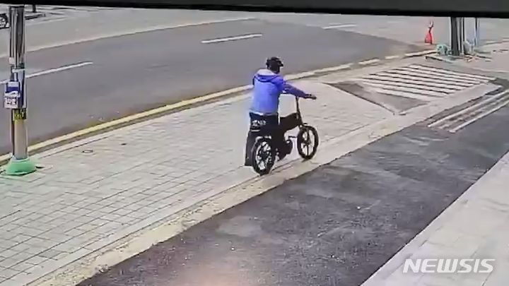 [수원=뉴시스] 인출책이 범죄 수익금을 찾으러 가고 있다. 경기남부경찰청