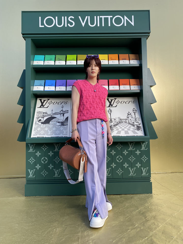 [서울=뉴시스] 엔시티 유타 프랑스 파리 루이비통 컬렉션 포토월 사진 2023.06.22. (사진= SM엔터테인먼트 제공) photo@newsis.com *재판매 및 DB 금지