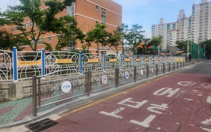 [포항=뉴시스] 포항의 한 초등학교에 설치된 방호울타리. (사진= 뉴시스 DB) *재판매 및 DB 금지