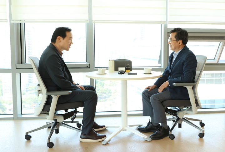 [수원=뉴시스] 김동연 경기도지사와 임태희 경기도교육감이 16일 수원시 영통구 이의동 경기도교육청 남부신청사에서 대화를 나누고 있다. (사진=경기도교육청 제공) 2023.06.16. photo@newsis.com *재판매 및 DB 금지