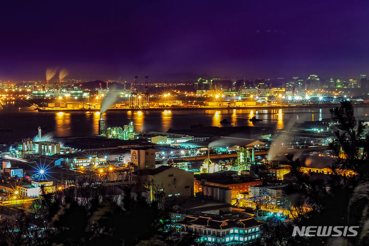 [인천=뉴시스] 김동영 기자 = 인천시와 인천관광공사가 ‘야간관광 특화도시 인천’을 알리기 위해 선정한 ‘노을·야경 조망 명소 Best 10’ 가운데 '월미산 정상' 모습. (사진=인천관광공사 제공)