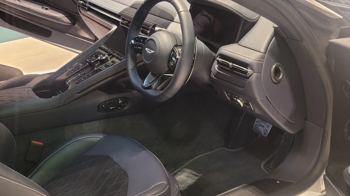 [서울=뉴시스] 강주희 기자 = 영국 스포츠카 브랜드 애스턴마틴이 22일 서울 강남구 전시장에서 기자간담회를 열고 DB시리즈의 신규 모델 'DB12'를 공개했다. 2023.06.22 zooey@newsis.com *재판매 및 DB 금지